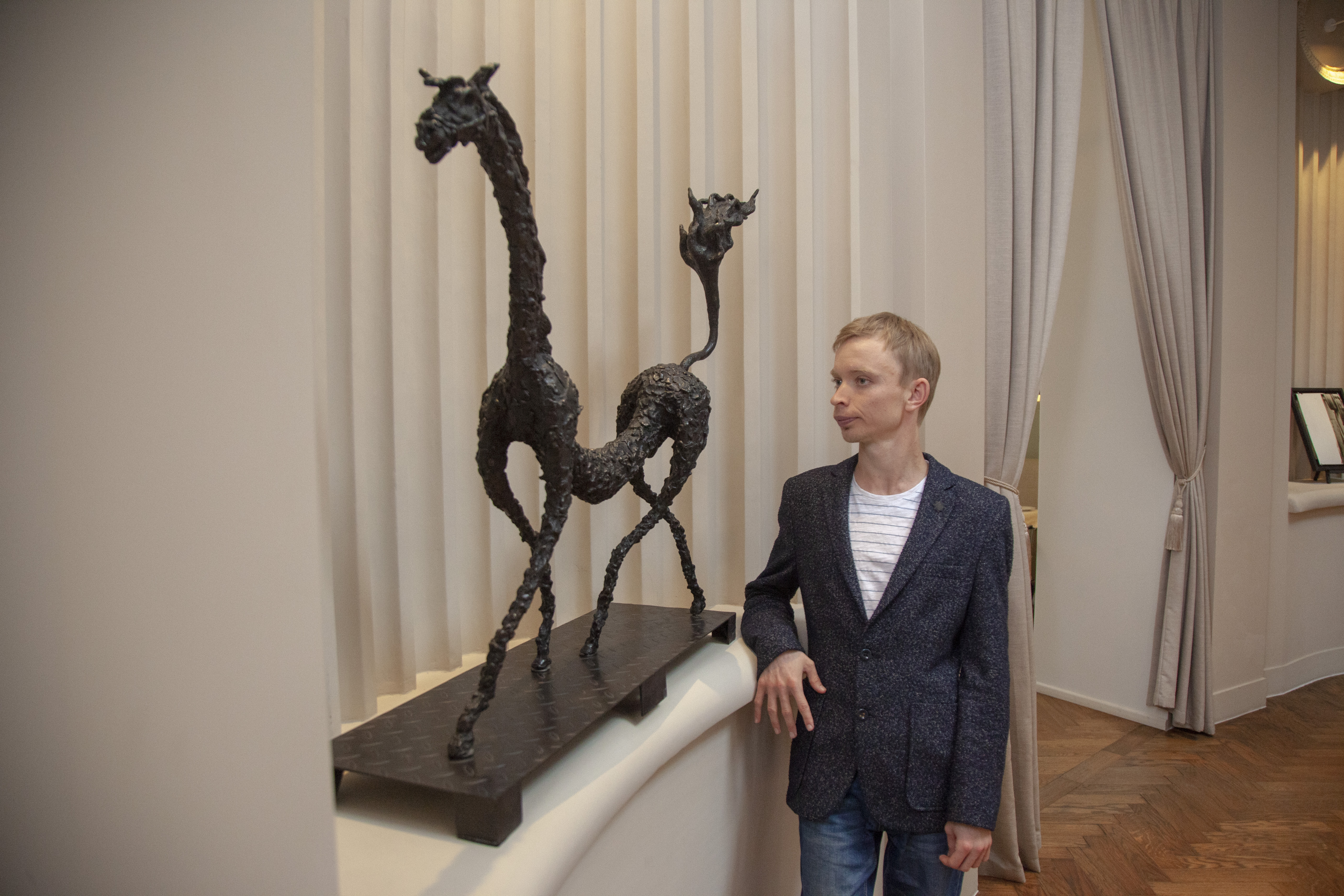 Андрей Малов рядом со скульптурой
